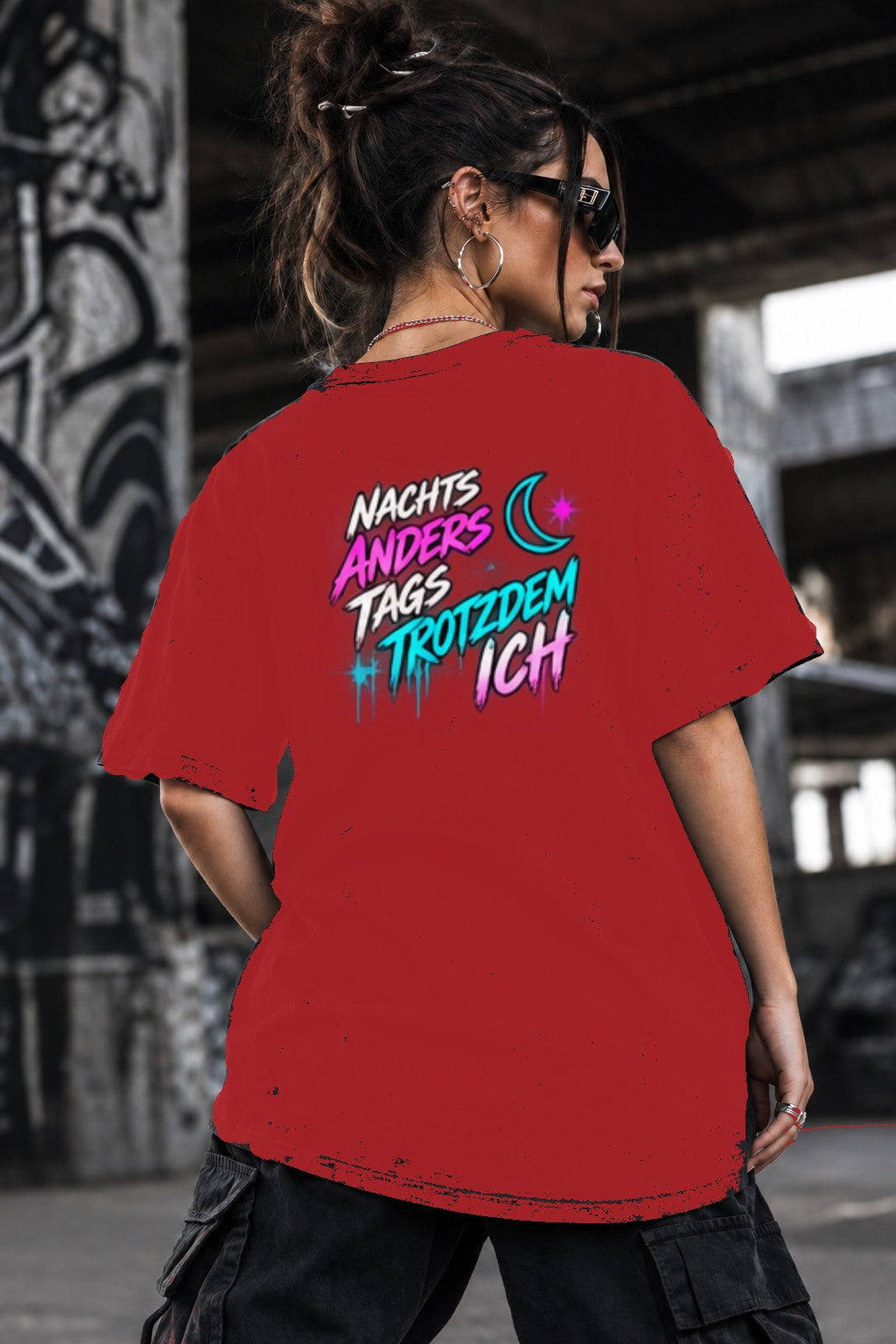 Neon Vibe Damen Oversized T-Shirt – Nachts anders als am Tag – DTF Backprint in Rot, Größe 5XL