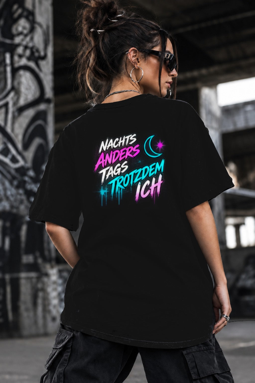 Neon Vibe Damen Oversized T-Shirt – Nachts anders als am Tag – DTF Backprint in Schwarz, Größe 5XL