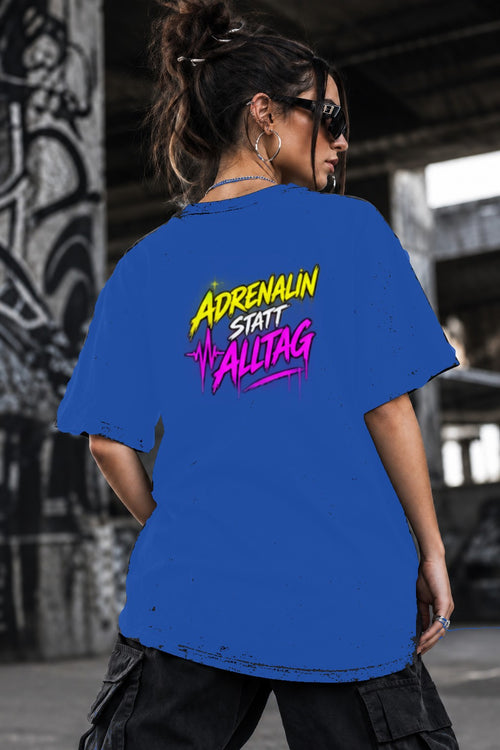 Neon Vibe Damen Oversized T-Shirt – Adrenalin statt Alltag – DTF Backprint in Blau, Größe 5XL