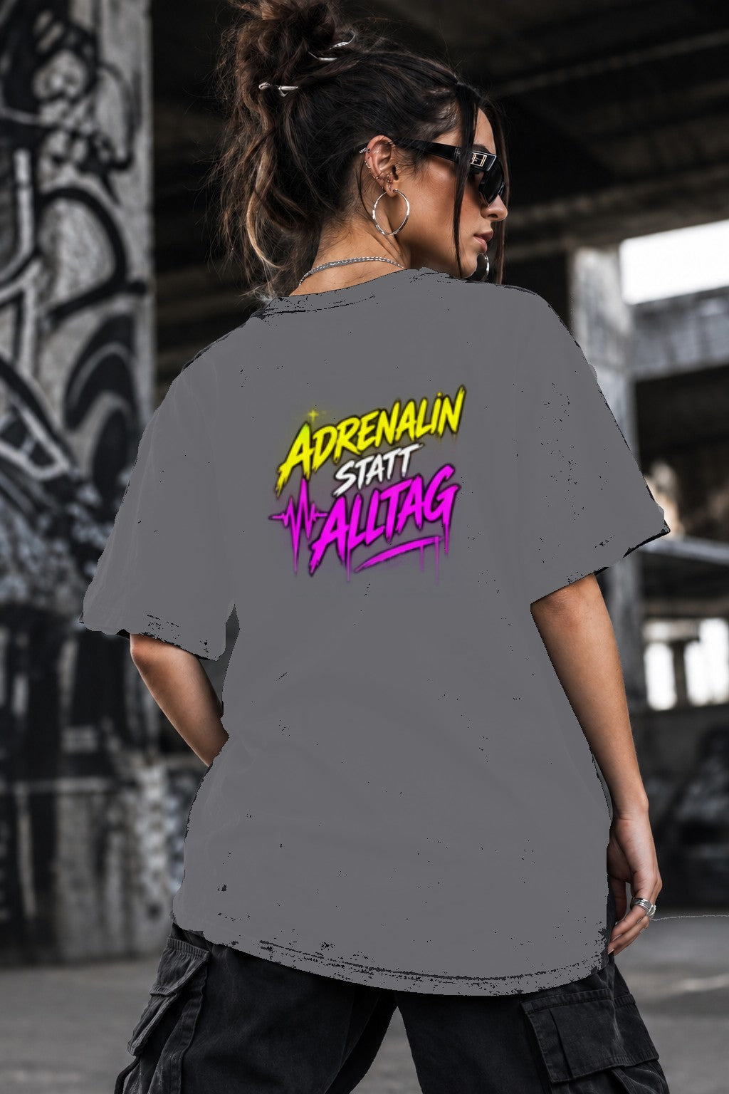 Neon Vibe Damen Oversized T-Shirt – Adrenalin statt Alltag – DTF Backprint in Grau, Größe 5XL
