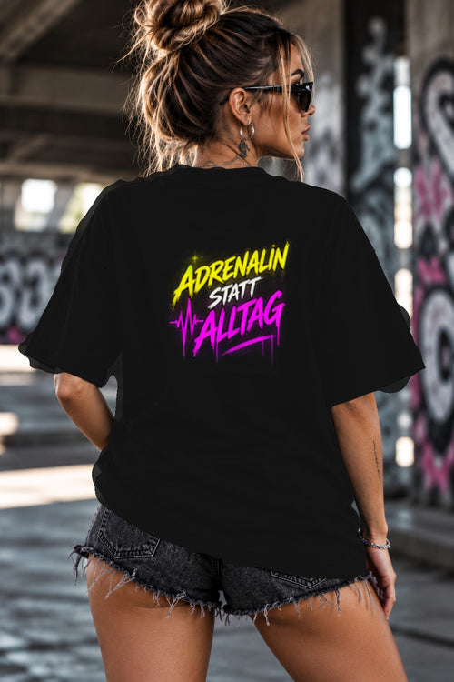 Neon Vibe Damen Oversized T-Shirt – Adrenalin statt Alltag – DTF Backprint in Schwarz, Größe 5XL