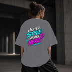 Neon Vibe Damen Oversized T-Shirt – Harter Style weiches Herz – DTF Backprint in Grau, Größe 5XL
