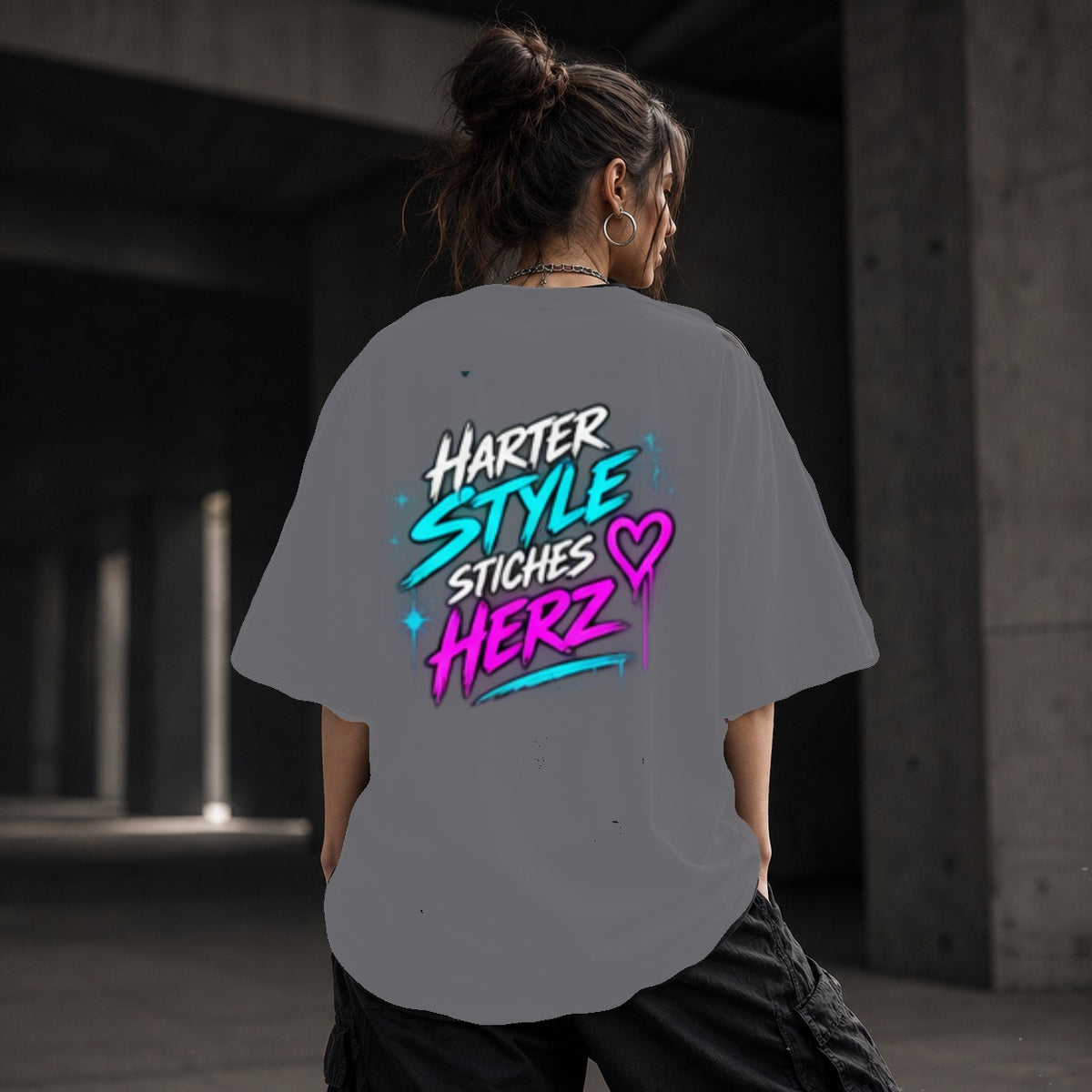 Neon Vibe Damen Oversized T-Shirt – Harter Style weiches Herz – DTF Backprint in Grau, Größe 5XL