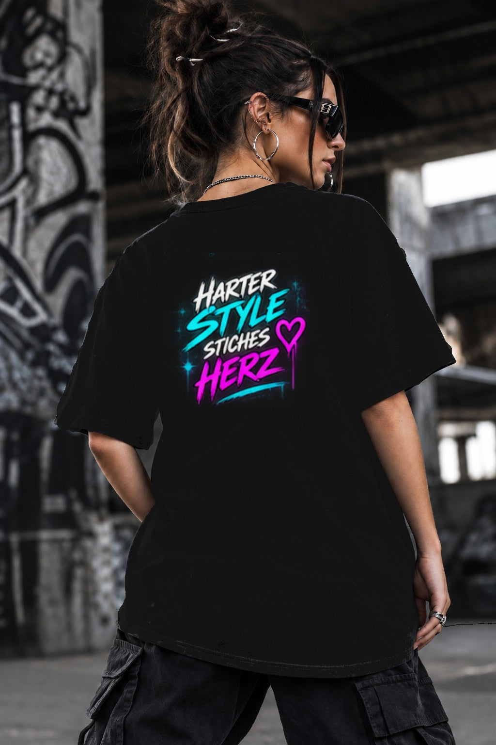 Neon Vibe Damen Oversized T-Shirt – Harter Style weiches Herz – DTF Backprint in Schwarz, Größe 5XL
