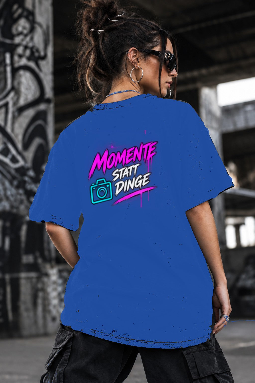 Neon Vibe Damen Oversized T-Shirt – Momente statt Dinge – DTF Backprint in Blau, Größe 5XL