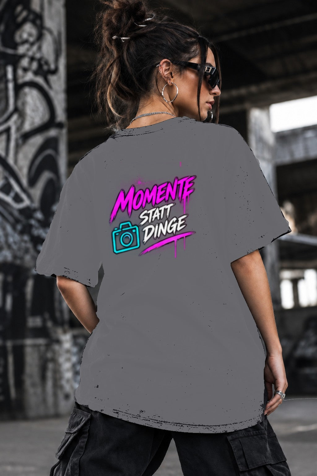 Neon Vibe Damen Oversized T-Shirt – Momente statt Dinge – DTF Backprint in Grau, Größe 5XL