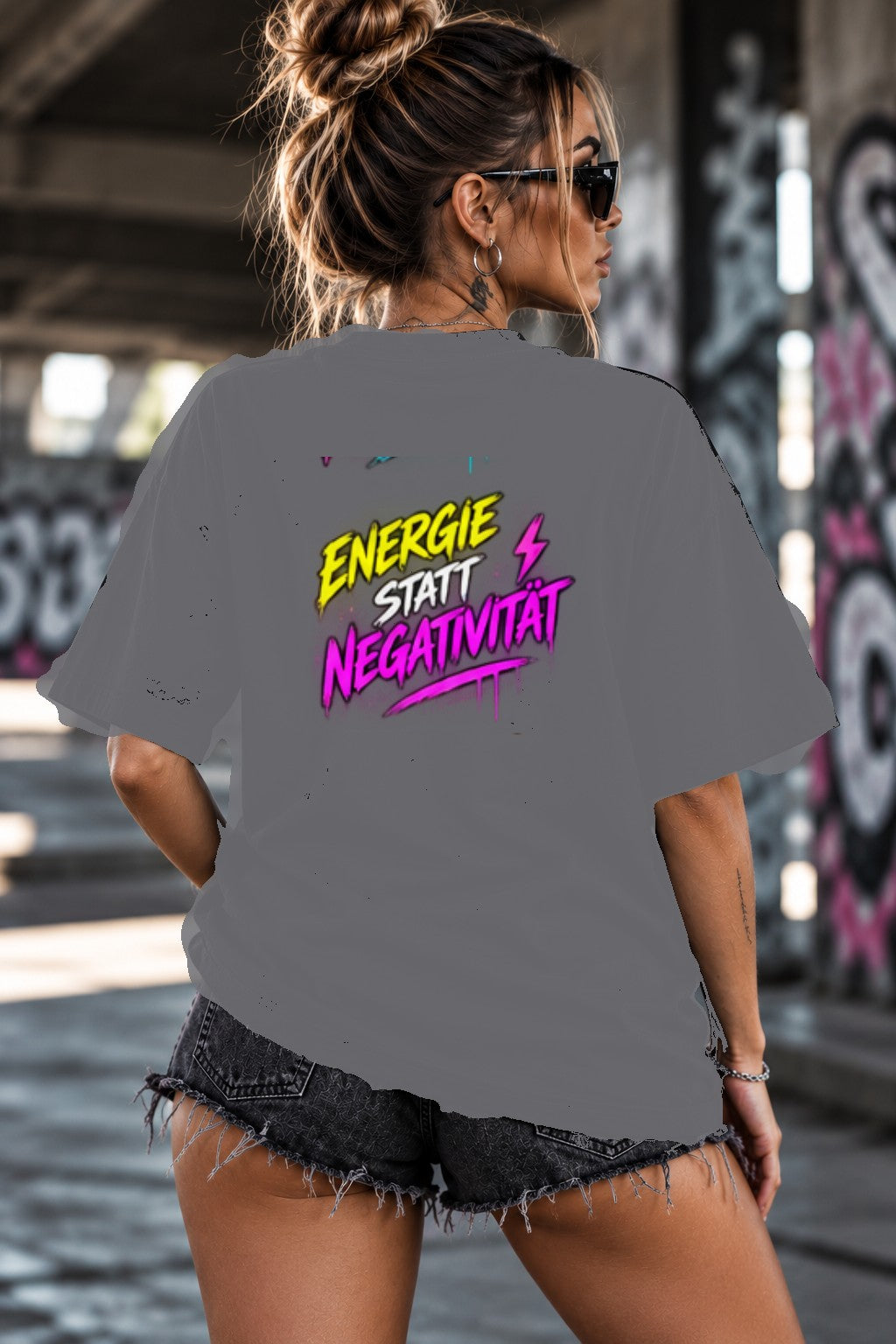Neon Vibe Damen Oversized T-Shirt – Energie statt Negativität – DTF Backprint in Grau, Größe 5XL