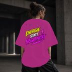 Neon Vibe Damen Oversized T-Shirt – Energie statt Negativität – DTF Backprint in Pink, Größe 5XL
