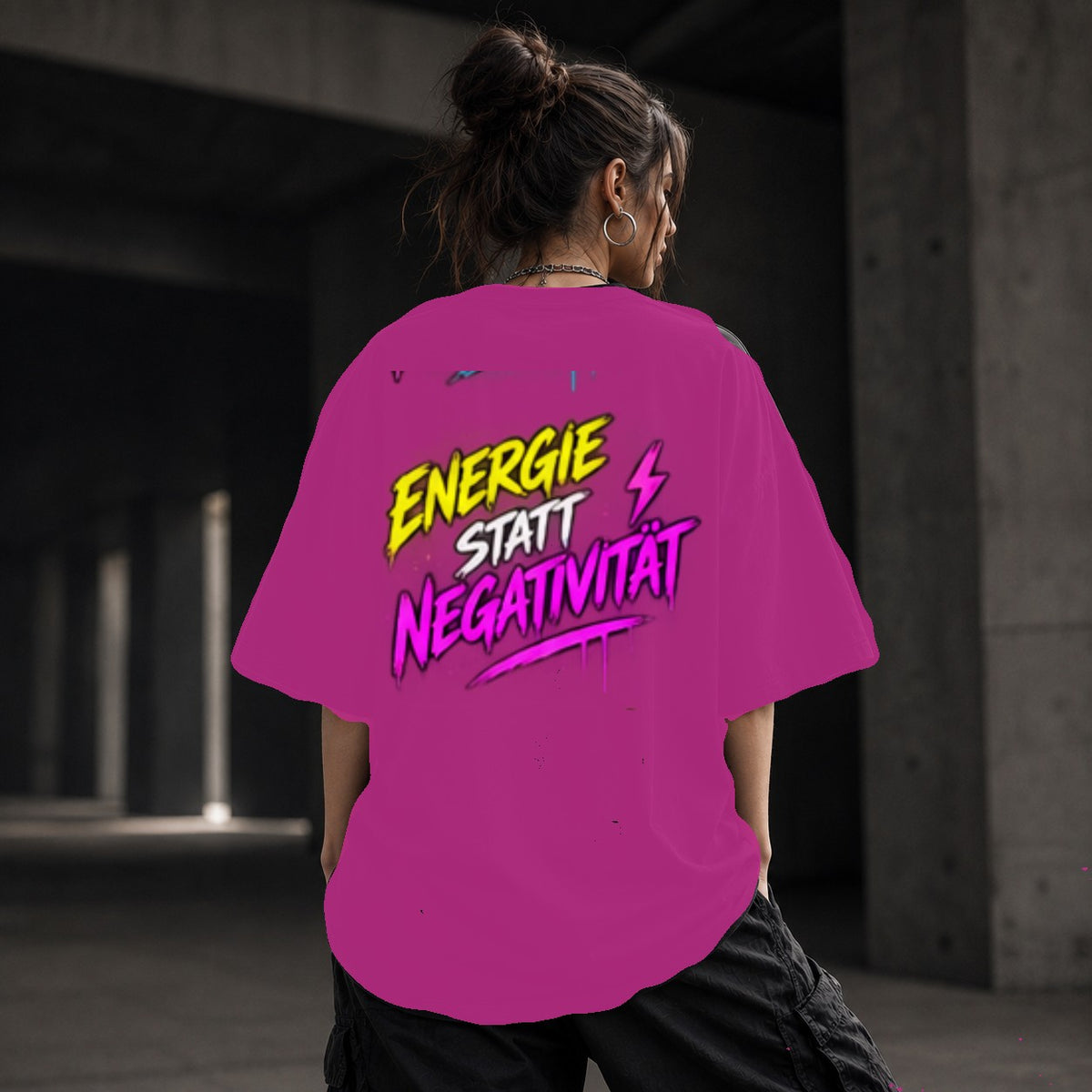 Neon Vibe Damen Oversized T-Shirt – Energie statt Negativität – DTF Backprint in Pink, Größe 5XL