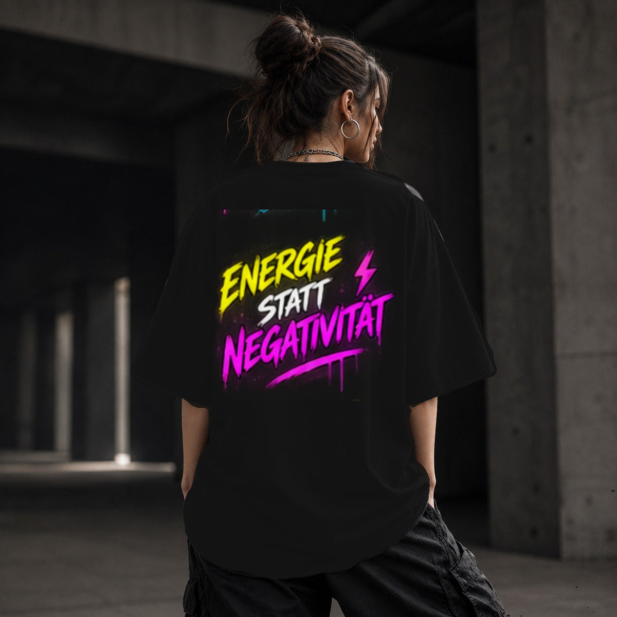 Neon Vibe Damen Oversized T-Shirt – Energie statt Negativität – DTF Backprint in Schwarz, Größe 5XL
