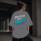 Neon Vibe Damen Oversized T-Shirt – Disziplin bringt Freiheit – DTF Backprint in Grau, Größe 5XL