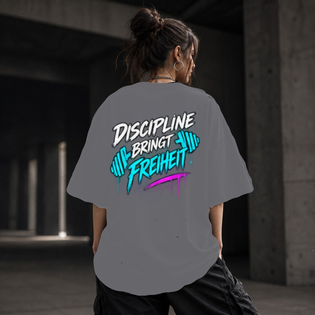 Neon Vibe Damen Oversized T-Shirt – Disziplin bringt Freiheit – DTF Backprint in Grau, Größe 5XL