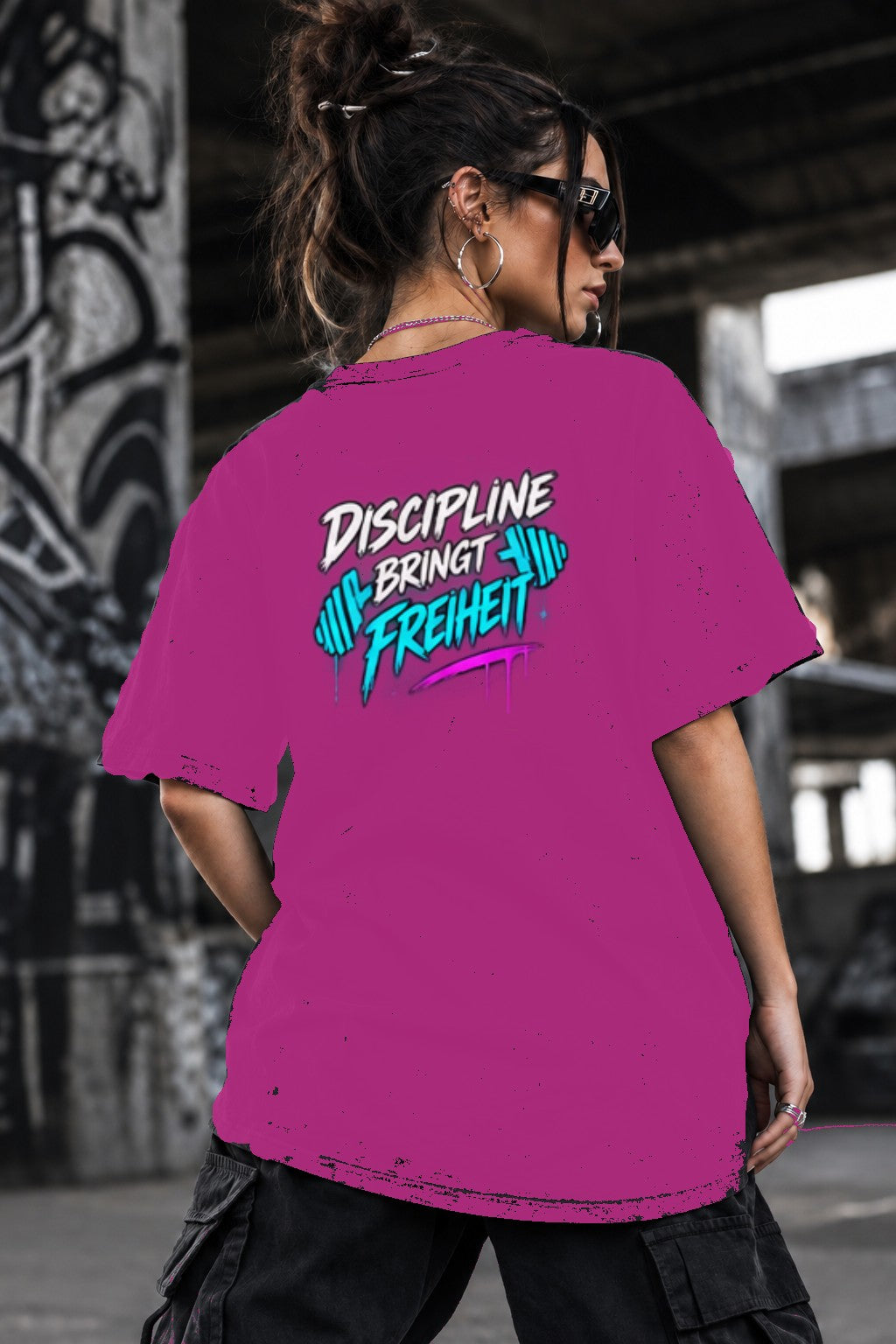 Neon Vibe Damen Oversized T-Shirt – Disziplin bringt Freiheit – DTF Backprint in Pink, Größe 5XL