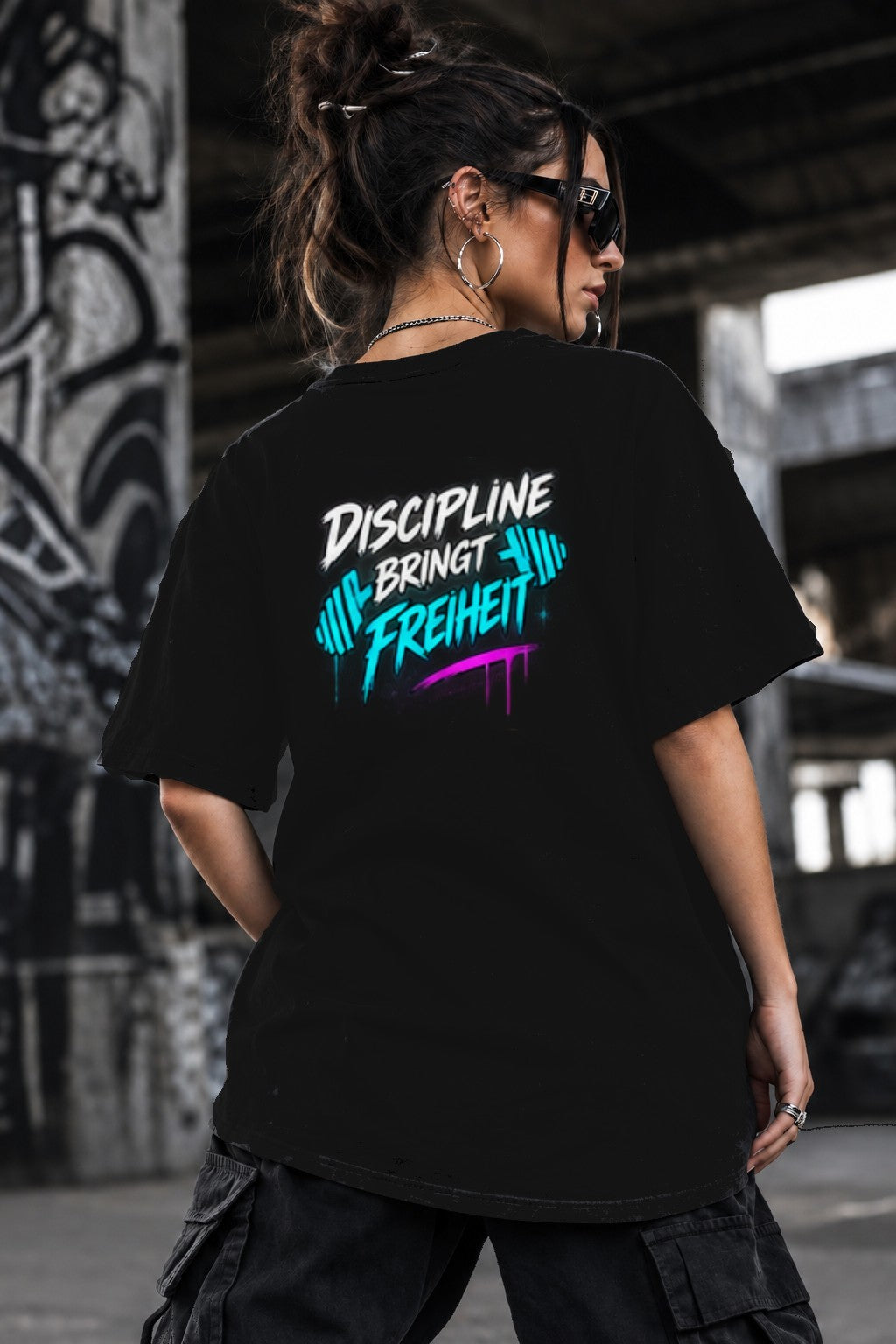 Neon Vibe Damen Oversized T-Shirt – Disziplin bringt Freiheit – DTF Backprint in Schwarz, Größe 5XL