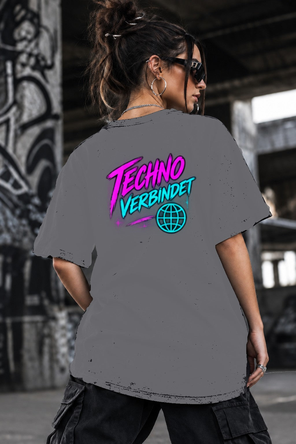 Neon Vibe Damen Oversized T-Shirt – Techno verbindet – DTF Backprint in Grau, Größe 5XL