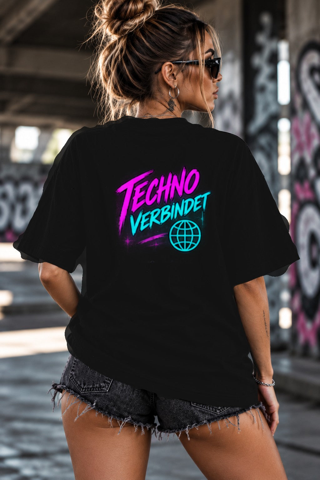 Neon Vibe Damen Oversized T-Shirt – Techno verbindet – DTF Backprint in Schwarz, Größe 5XL