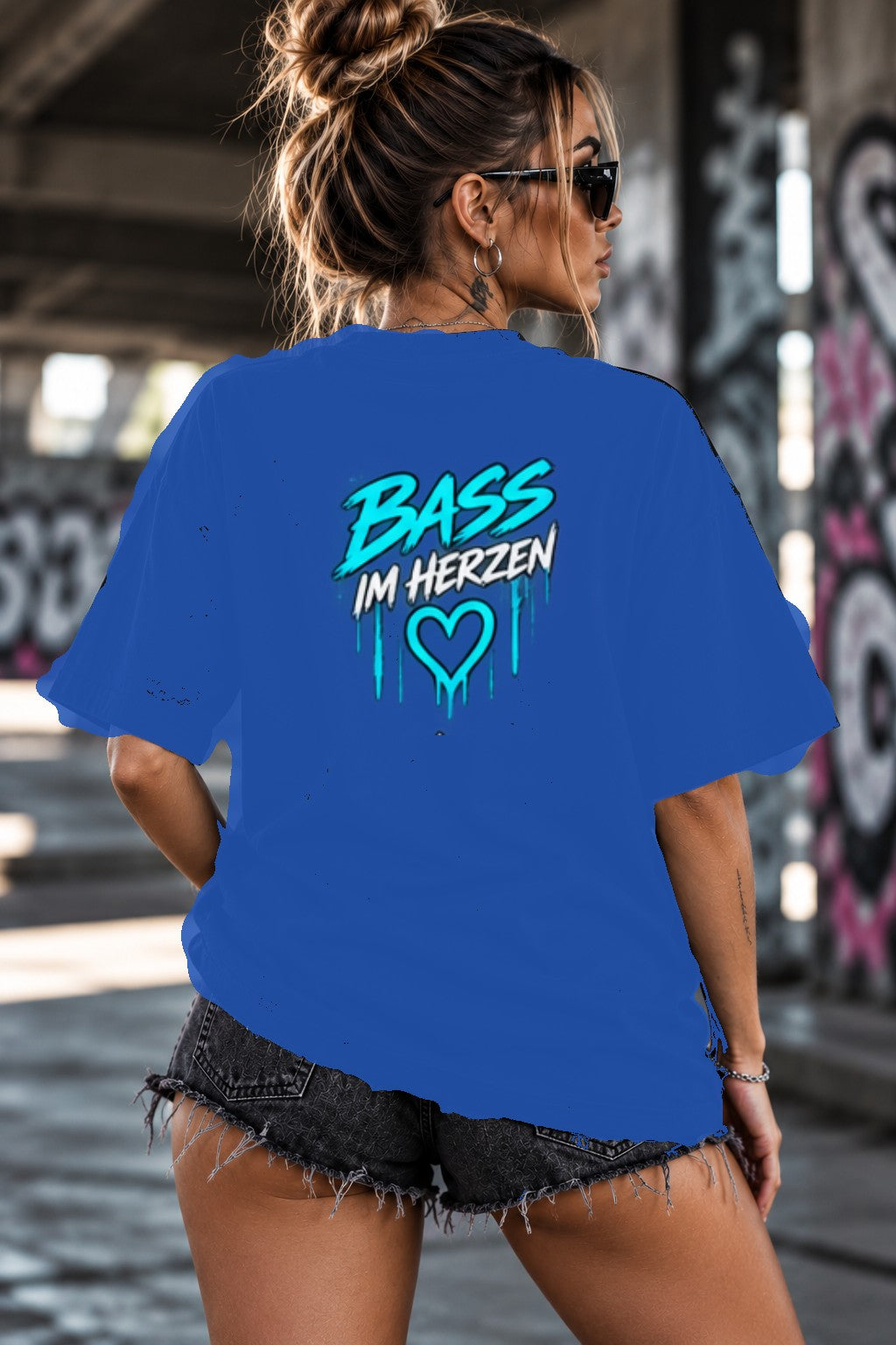 Neon Vibe Damen Oversized T-Shirt – Bass im Herzen – DTF Backprint in Blau, Größe 5XL