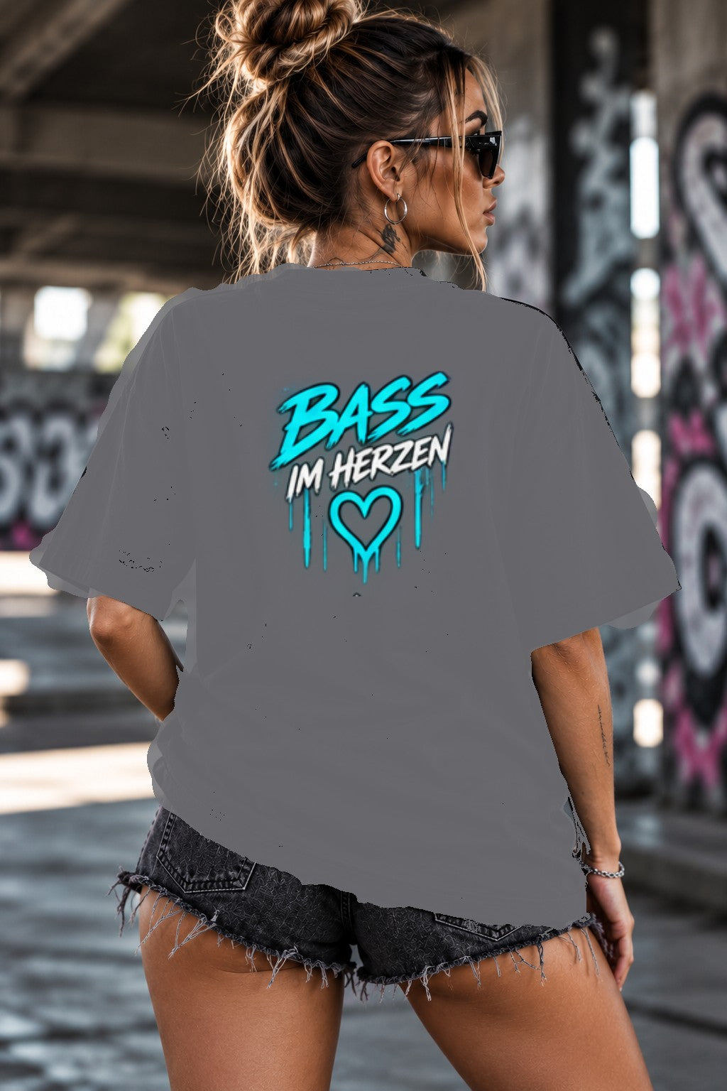 Neon Vibe Damen Oversized T-Shirt – Bass im Herzen – DTF Backprint in Grau, Größe 5XL