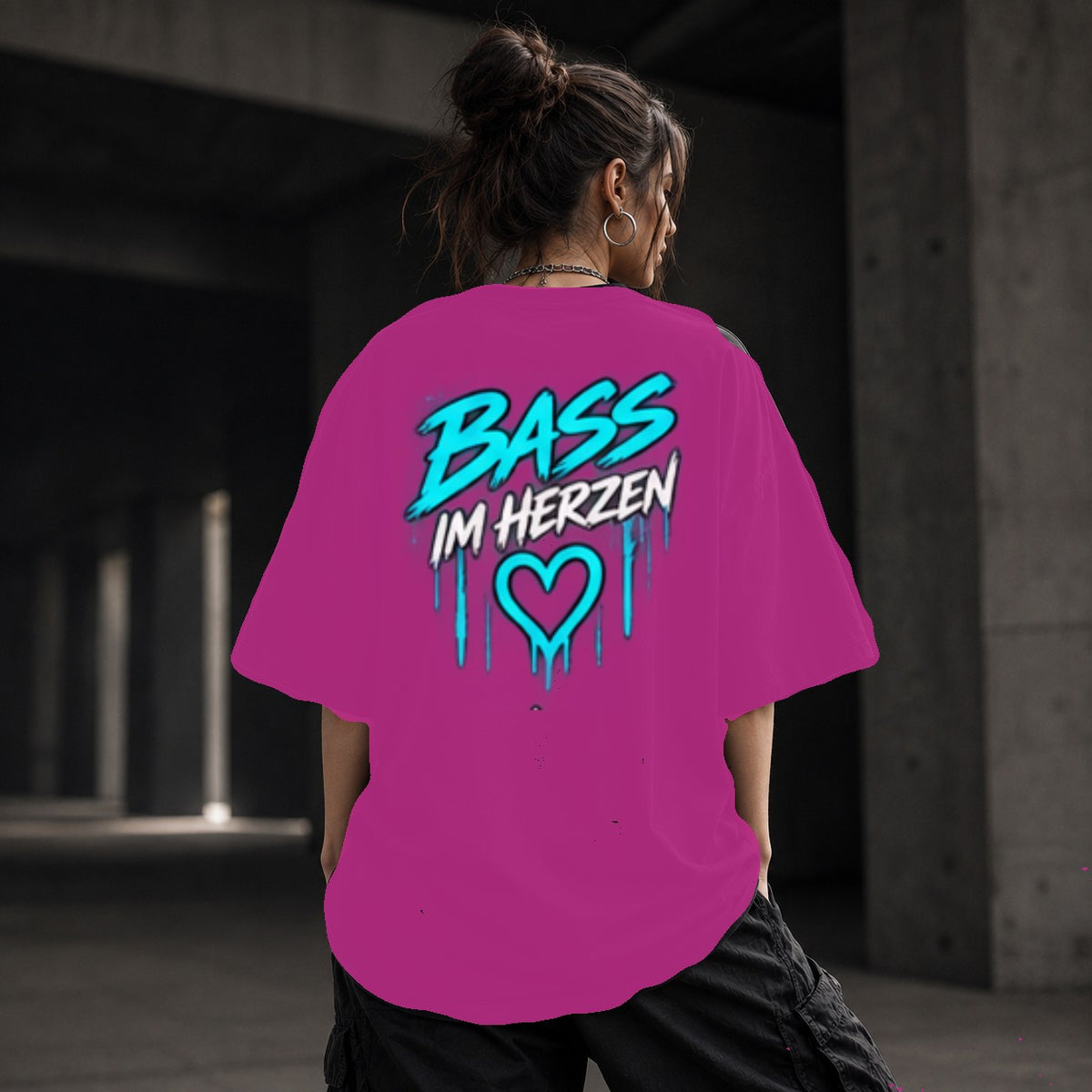 Neon Vibe Damen Oversized T-Shirt – Bass im Herzen – DTF Backprint in Pink, Größe 5XL