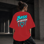 Neon Vibe Damen Oversized T-Shirt – Bass im Herzen – DTF Backprint in Rot, Größe 5XL