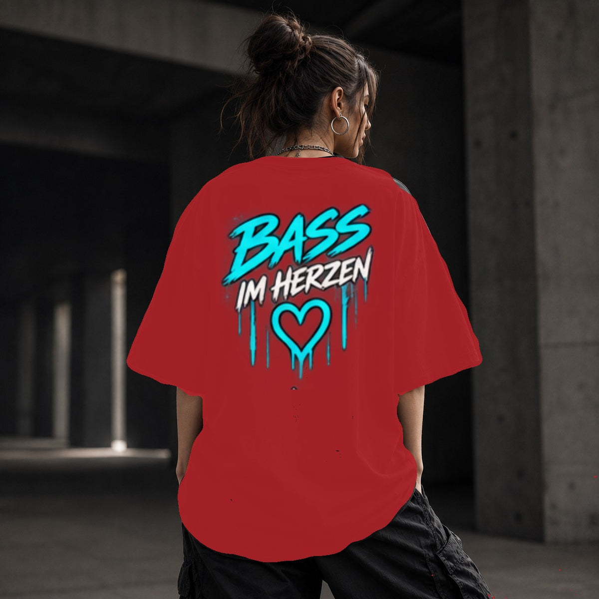 Neon Vibe Damen Oversized T-Shirt – Bass im Herzen – DTF Backprint in Rot, Größe 5XL