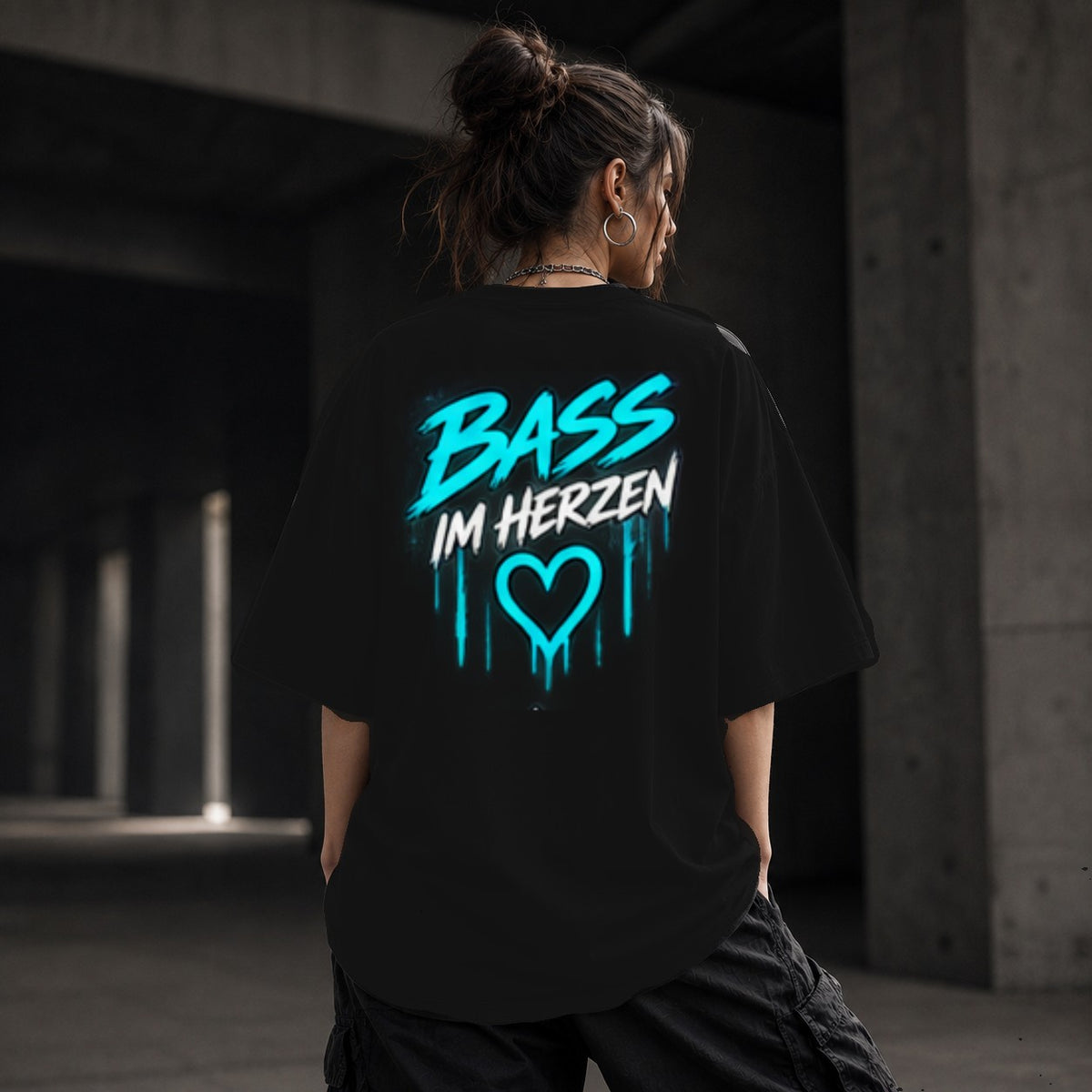 Neon Vibe Damen Oversized T-Shirt – Bass im Herzen – DTF Backprint in Schwarz, Größe 5XL