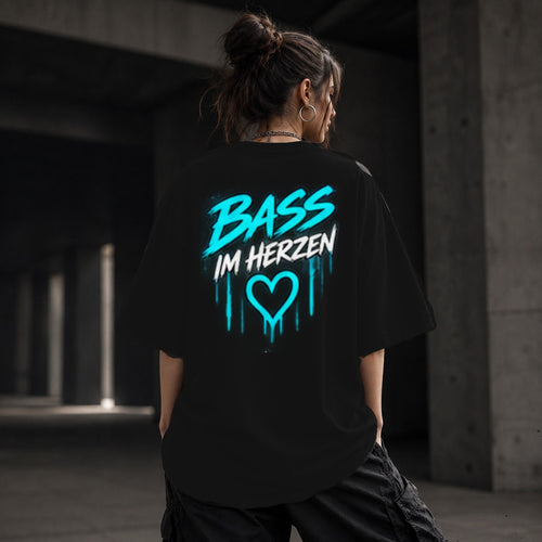 Neon Vibe Damen Oversized T-Shirt – Bass im Herzen – DTF Backprint in Schwarz, Größe 5XL