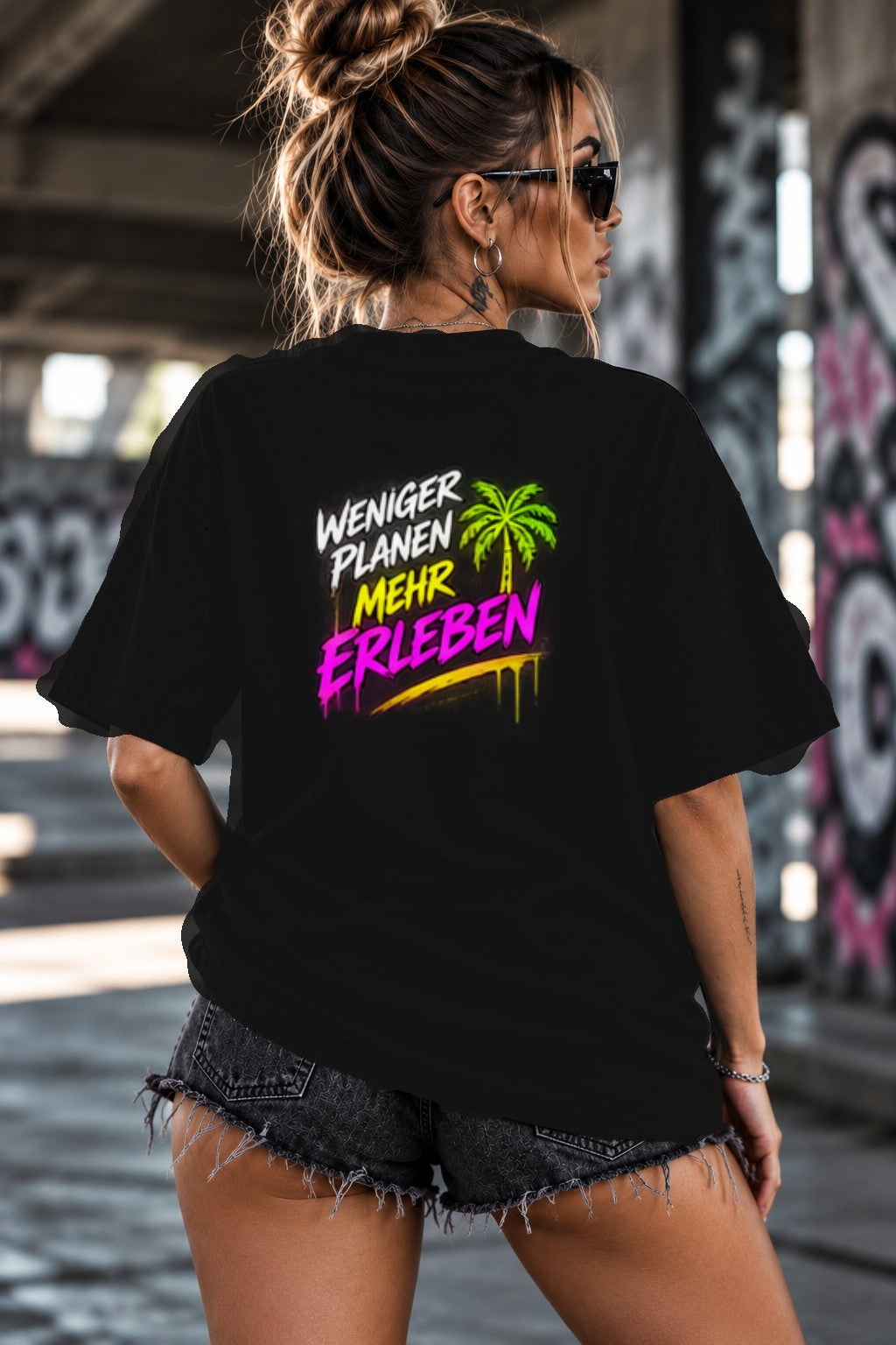 Neon Vibe Damen Oversized T-Shirt – Weniger planen mehr erleben – DTF Backprint in Schwarz, Größe 5XL