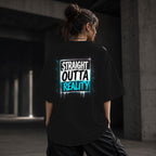 Neon Vibe Damen Oversized T-Shirt – Straight outta reality – DTF Backprint in Schwarz, Größe 5XL
