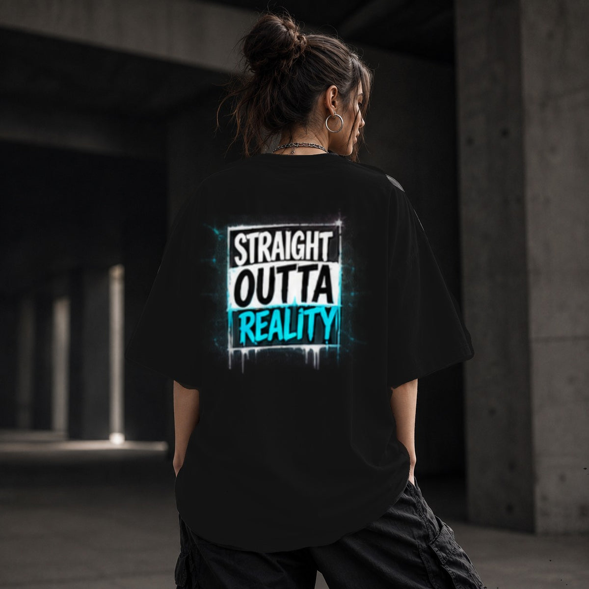 Neon Vibe Damen Oversized T-Shirt – Straight outta reality – DTF Backprint in Schwarz, Größe 5XL