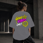 Neon Vibe Damen Oversized T-Shirt – Good Vibes Only – DTF Backprint in Grau, Größe 5XL