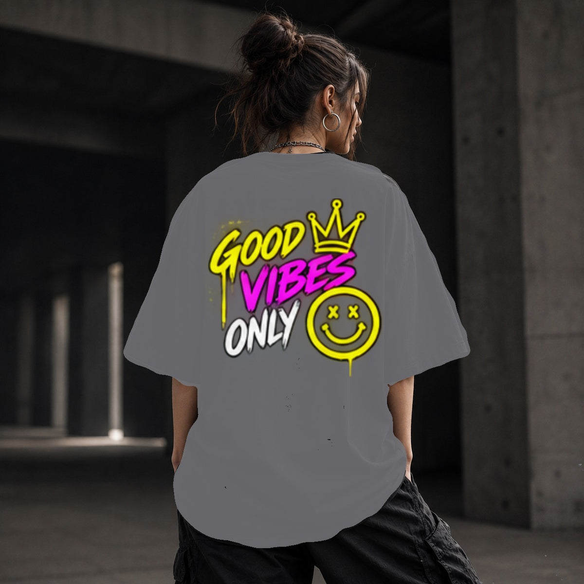 Neon Vibe Damen Oversized T-Shirt – Good Vibes Only – DTF Backprint in Grau, Größe 5XL