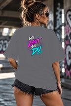 Neon Vibe Damen Oversized T-Shirt – Sei laut sei du – DTF Backprint in Grau, Größe 5XL
