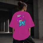 Neon Vibe Damen Oversized T-Shirt – Sei laut sei du – DTF Backprint in Pink, Größe 5XL