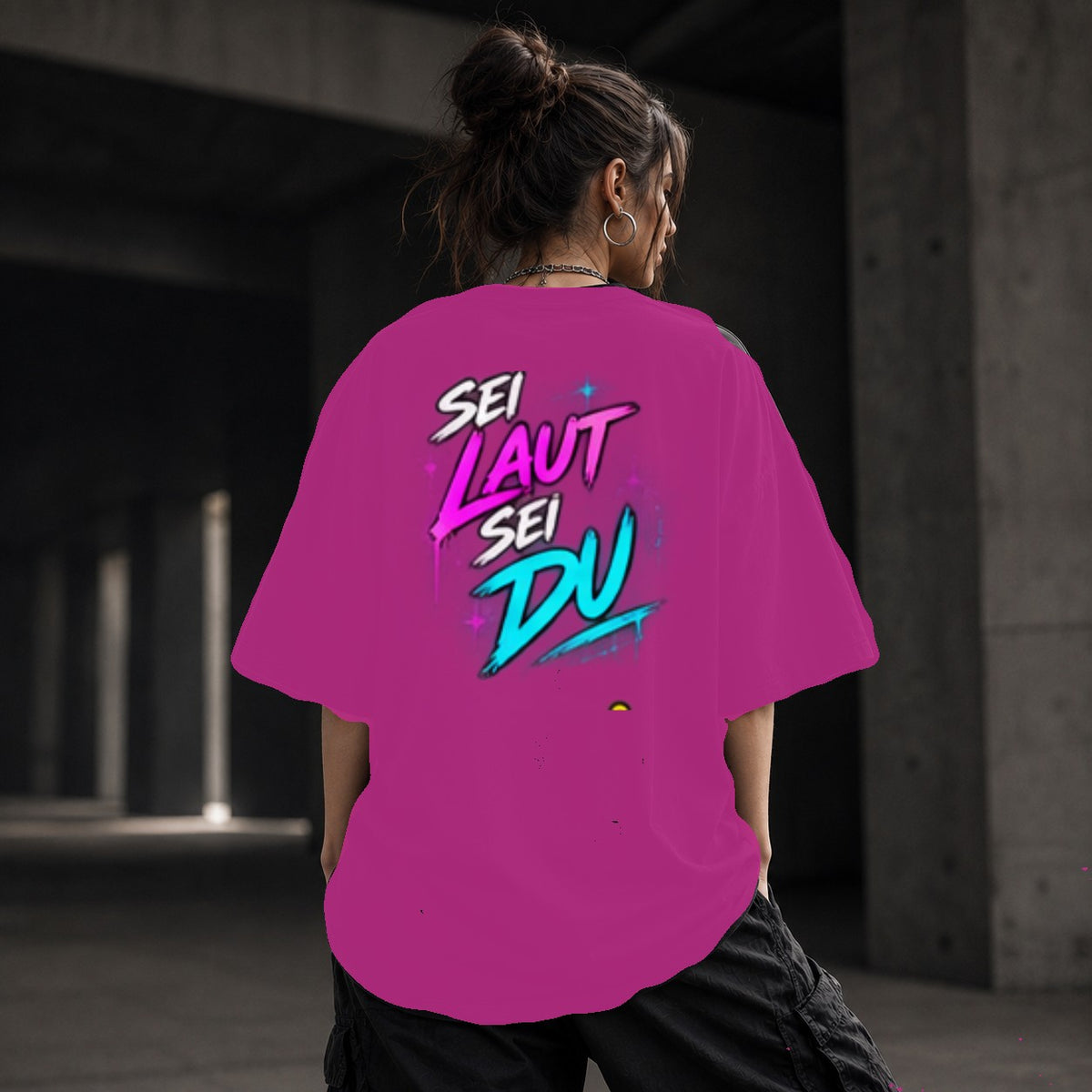 Neon Vibe Damen Oversized T-Shirt – Sei laut sei du – DTF Backprint in Pink, Größe 5XL