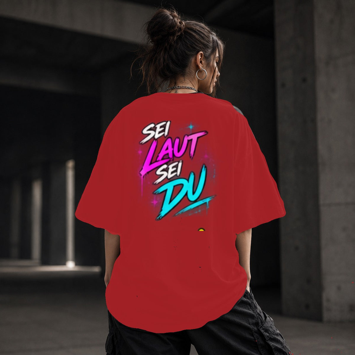 Neon Vibe Damen Oversized T-Shirt – Sei laut sei du – DTF Backprint in Rot, Größe 5XL