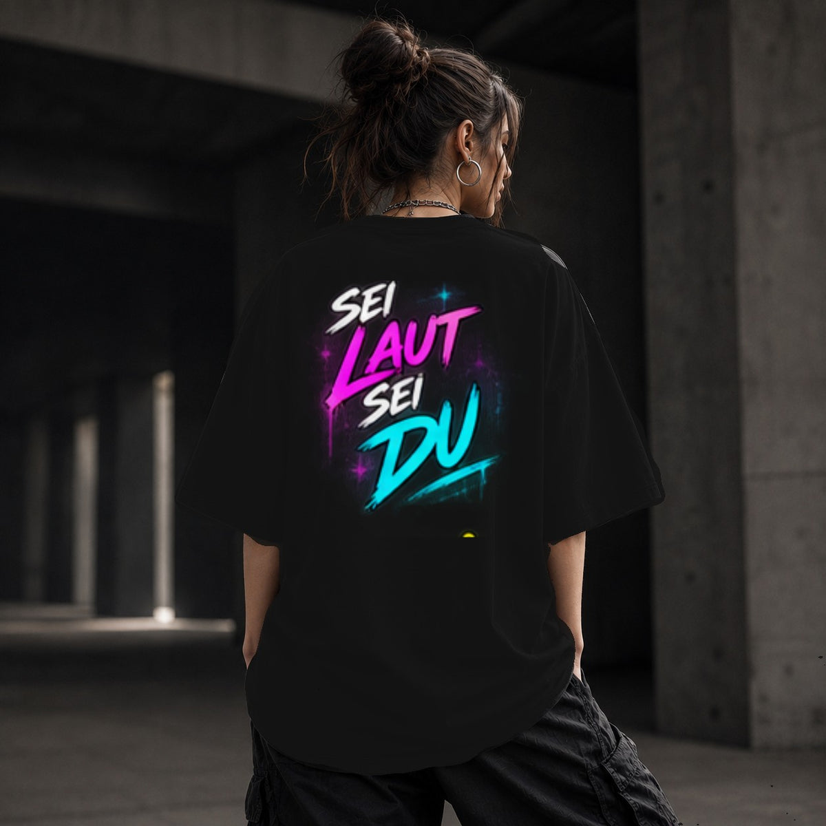 Neon Vibe Damen Oversized T-Shirt – Sei laut sei du – DTF Backprint in Schwarz, Größe 5XL
