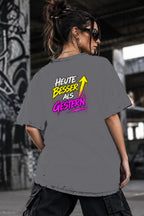 Neon Vibe Damen Oversized T-Shirt – Heute besser als gestern – DTF Backprint in Grau, Größe 5XL