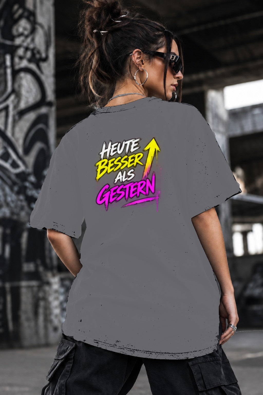 Neon Vibe Damen Oversized T-Shirt – Heute besser als gestern – DTF Backprint in Grau, Größe 5XL