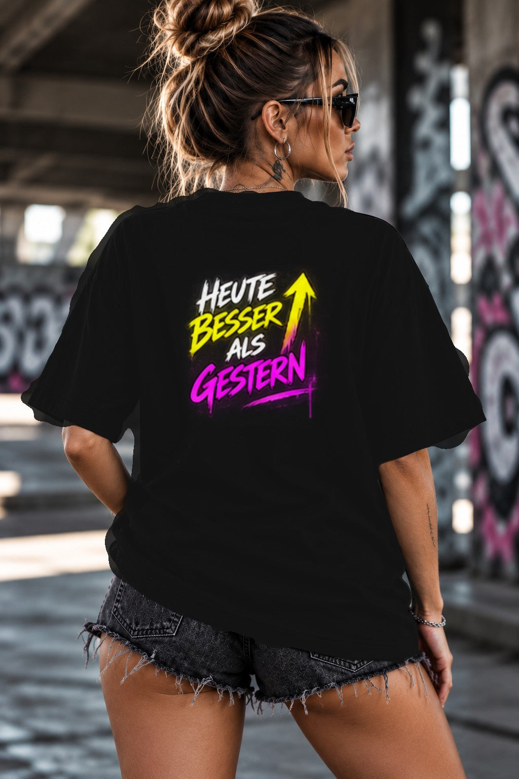 Neon Vibe Damen Oversized T-Shirt – Heute besser als gestern – DTF Backprint in Schwarz, Größe 5XL