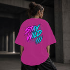 Neon Vibe Damen Oversized T-Shirt – Stay Wild – DTF Backprint in Pink, Größe 5XL