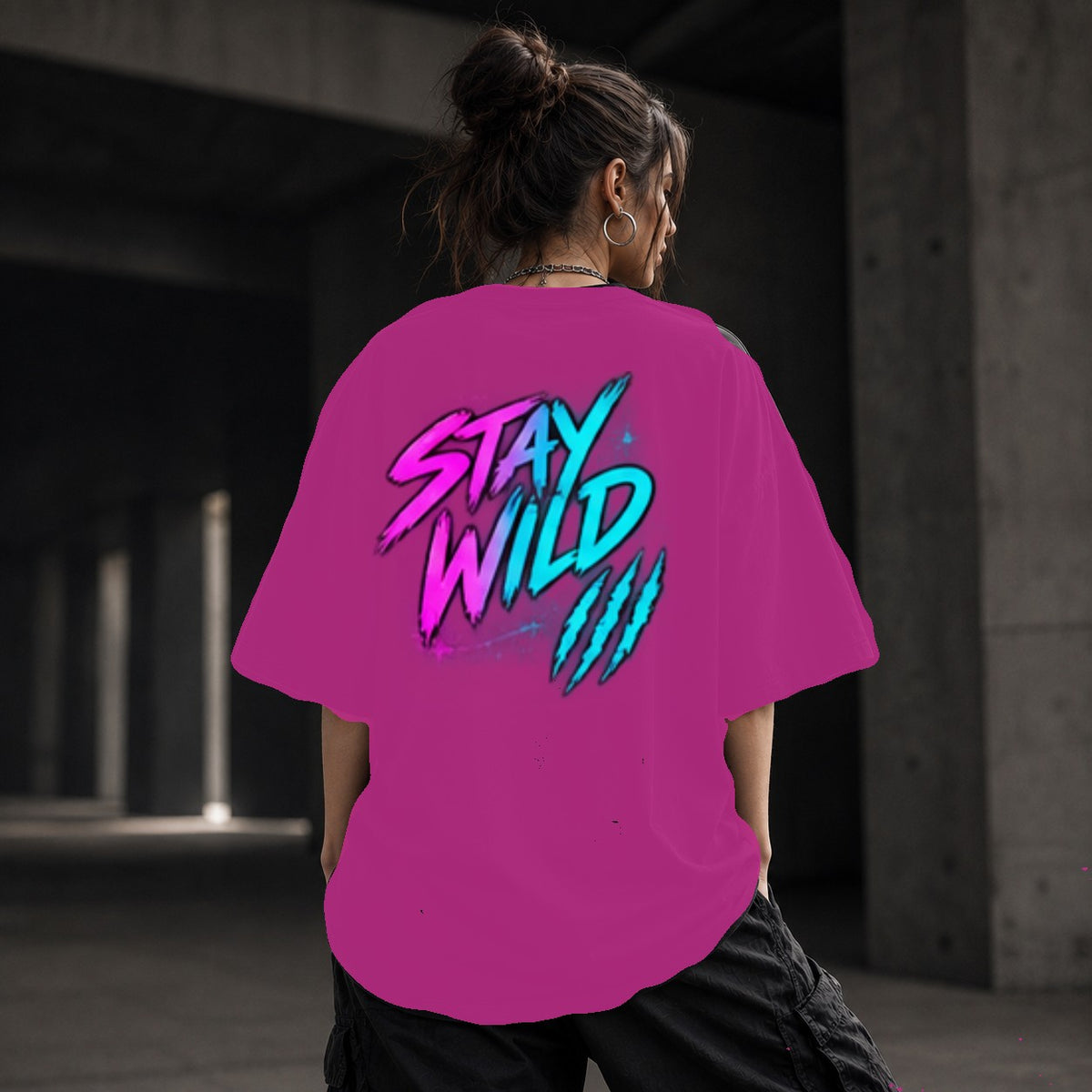 Neon Vibe Damen Oversized T-Shirt – Stay Wild – DTF Backprint in Pink, Größe 5XL