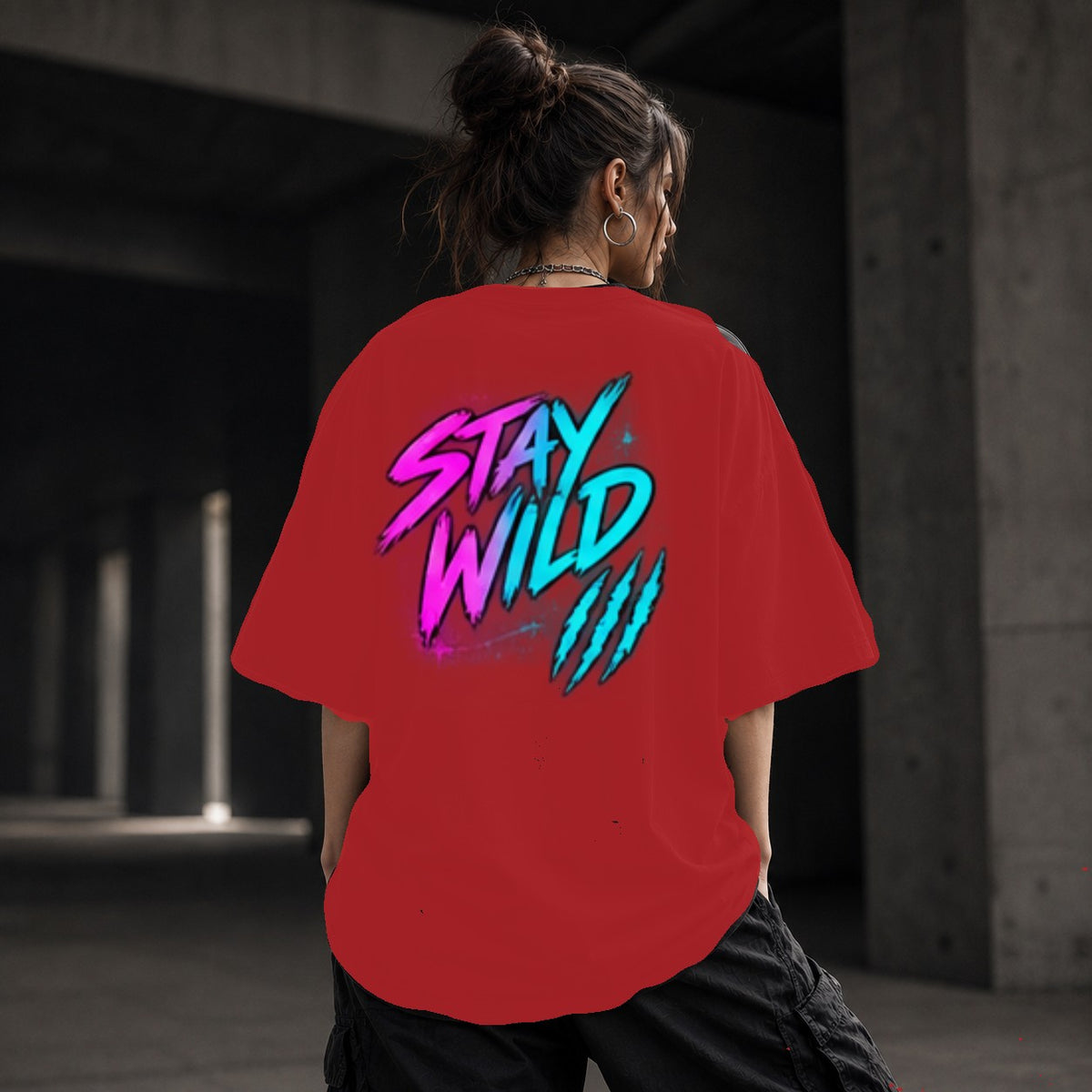 Neon Vibe Damen Oversized T-Shirt – Stay Wild – DTF Backprint in Rot, Größe 5XL
