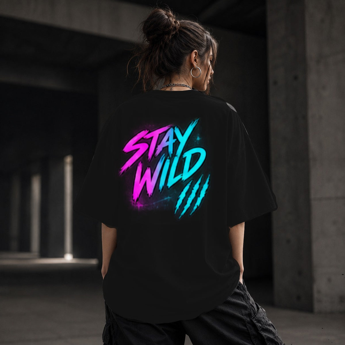 Neon Vibe Damen Oversized T-Shirt – Stay Wild – DTF Backprint in Schwarz, Größe 5XL
