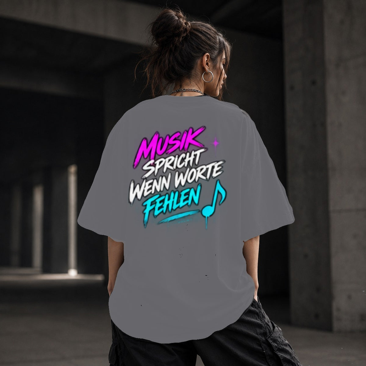 Neon Vibe Damen Oversized T-Shirt – Musik spricht wenn Worte fehlen – DTF Backprint in Grau, Größe 5XL