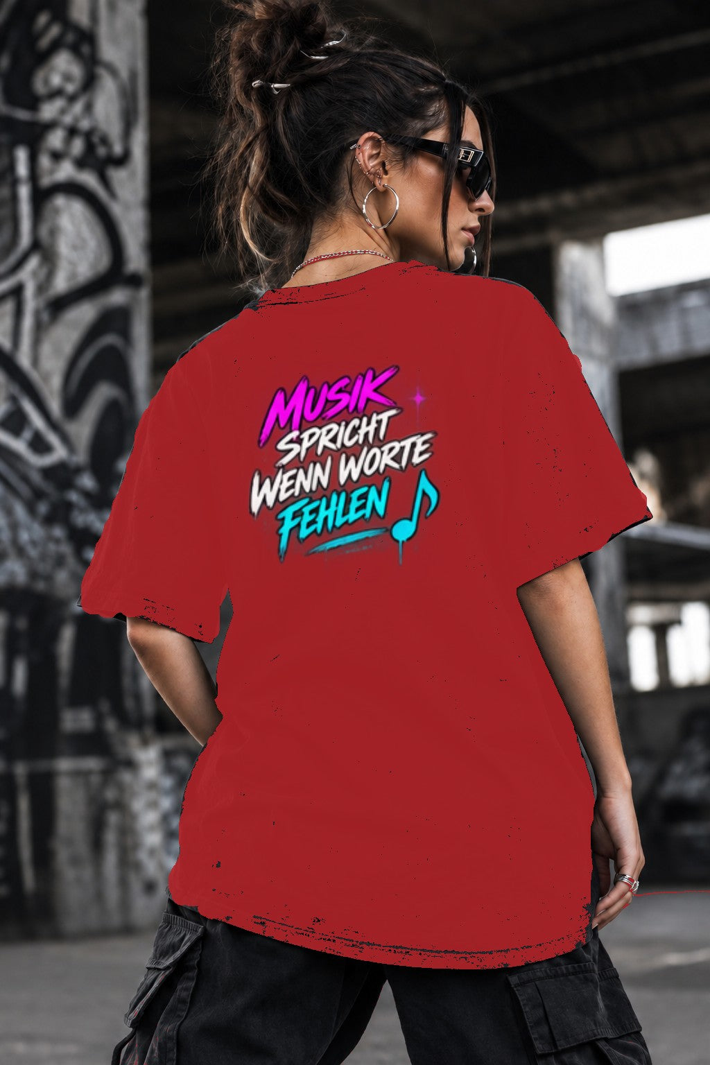 Neon Vibe Damen Oversized T-Shirt – Musik spricht wenn Worte fehlen – DTF Backprint in Rot, Größe 5XL