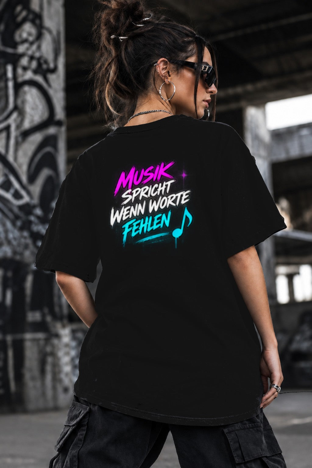 Neon Vibe Damen Oversized T-Shirt – Musik spricht wenn Worte fehlen – DTF Backprint in Schwarz, Größe 5XL