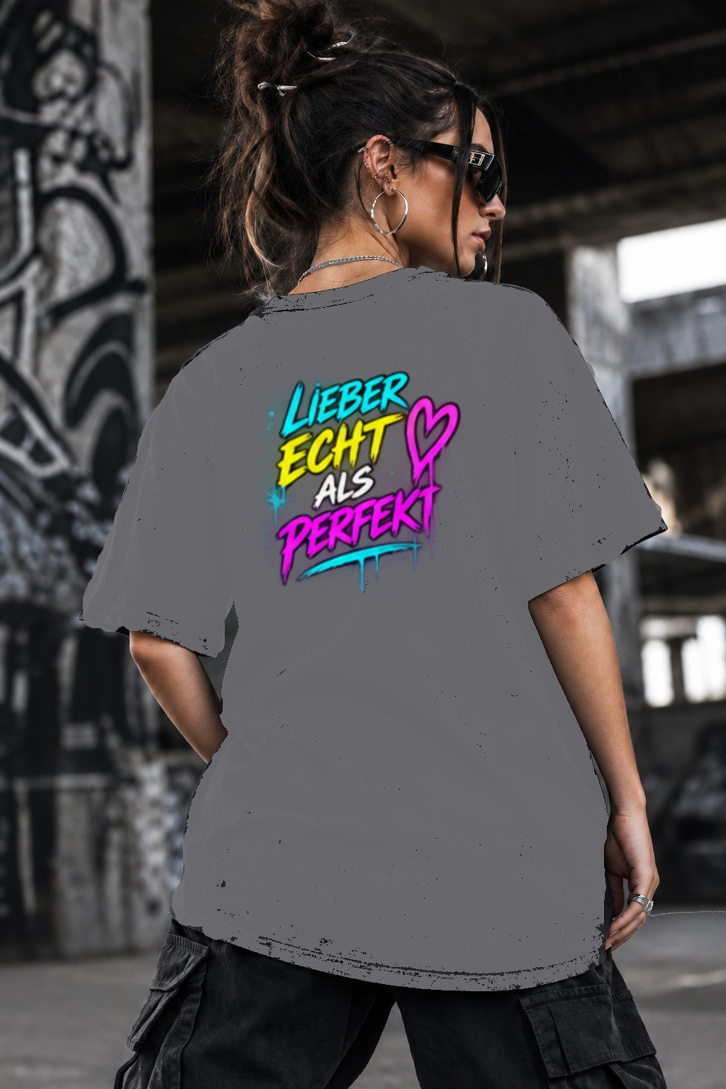 Neon Vibe Damen Oversized T-Shirt – Lieber echt als perfekt – DTF Backprint in Grau, Größe 5XL