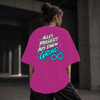 Neon Vibe Damen Oversized T-Shirt – Alles passiert aus einem Grund – DTF Backprint in Pink, Größe 5XL