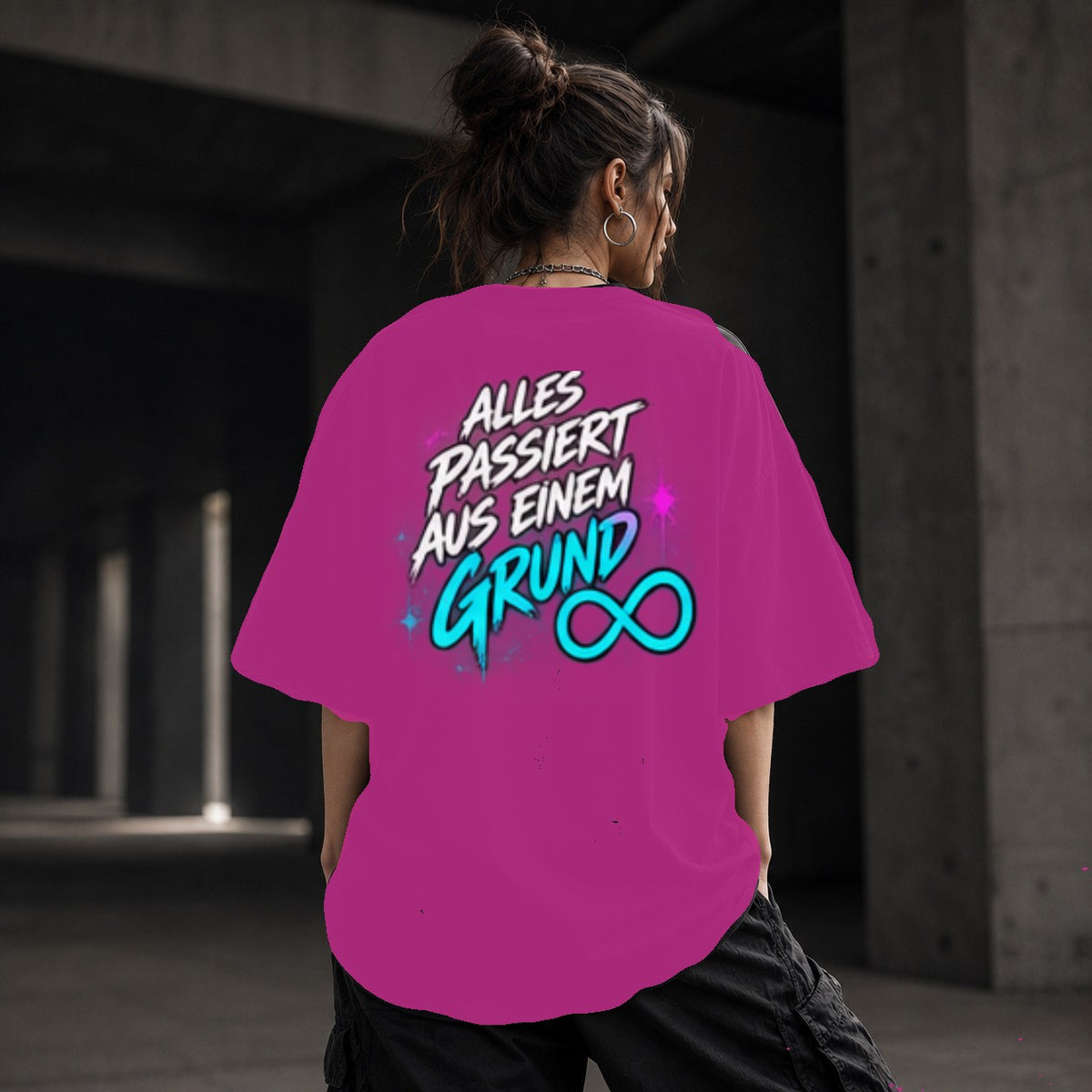 Neon Vibe Damen Oversized T-Shirt – Alles passiert aus einem Grund – DTF Backprint in Pink, Größe 5XL